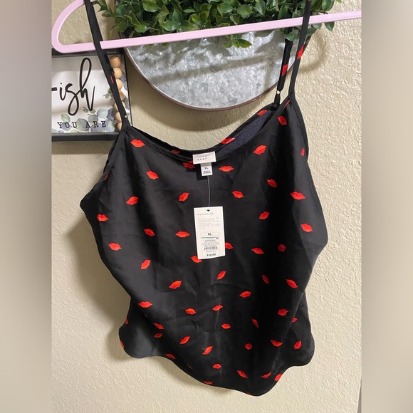 Tops - Women's Black and Red Lip Print Cami Top